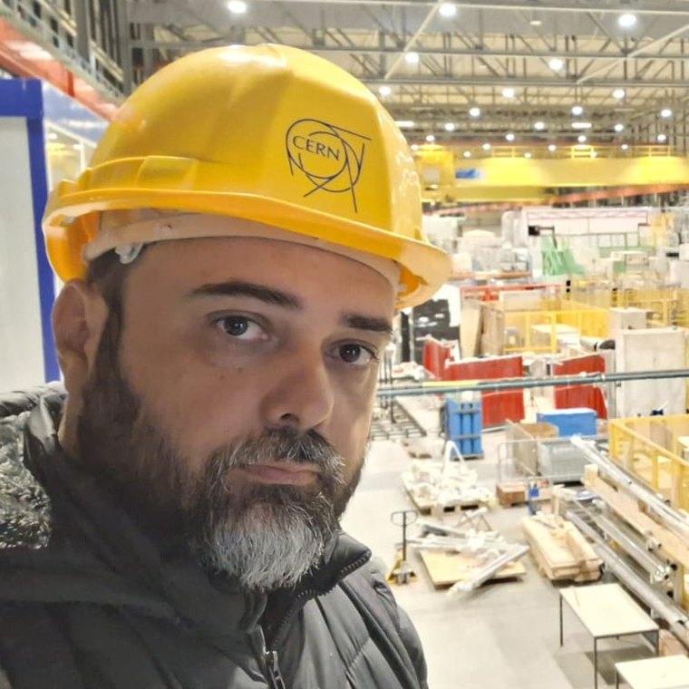 Rafael de Lima de capacete do CERN, na passarela do hall experimental do ProtoDUNE